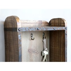 Reol til vg med knager og hylde