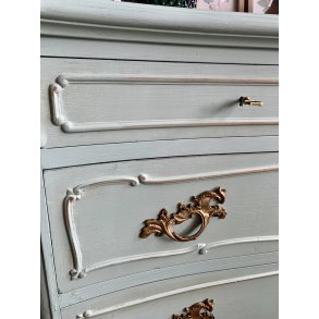 Elegant kommode i recycled træ med kalkmaling i farven Dusty Green