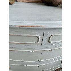 Elegant kommode i recycled tr med kalkmaling i farven Dusty Green