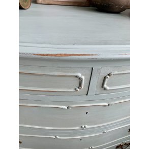 Elegant kommode i recycled træ med kalkmaling i farven Dusty Green
