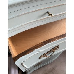 Elegant kommode i recycled tr med kalkmaling i farven Dusty Green