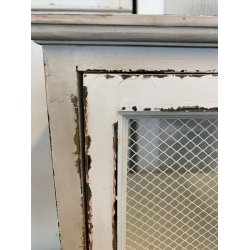 Hvidt flueskab med patina