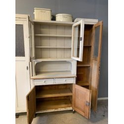 Trefljet skab med Vitrine i den midterste  del