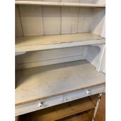 Trefljet skab med Vitrine i den midterste  del