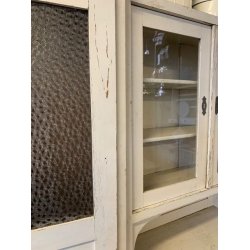 Trefljet skab med Vitrine i den midterste  del