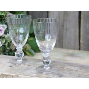 Massy vinglas med riller