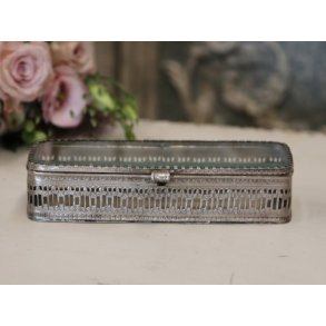 Box med metaldekor og glas