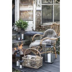 Kurv med hank p langs i ben flet