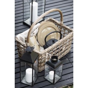 Kurv med hank p langs i ben flet