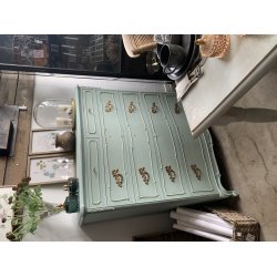 Elegant kommode i recycled tr med kalkmaling i farven Dusty Green