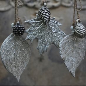 Julepynt blad og kogle